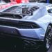 Silverfärgad Lamborghini med stor bakvinge i en bilverkstad