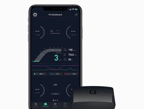 OBD2-adapter bredvid mobil med bildiagnostik på skärmen