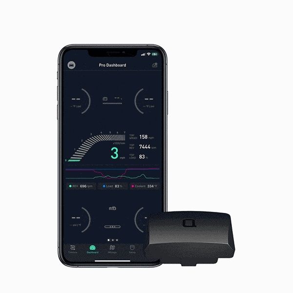 OBD2-adapter bredvid mobil med bildiagnostik på skärmen