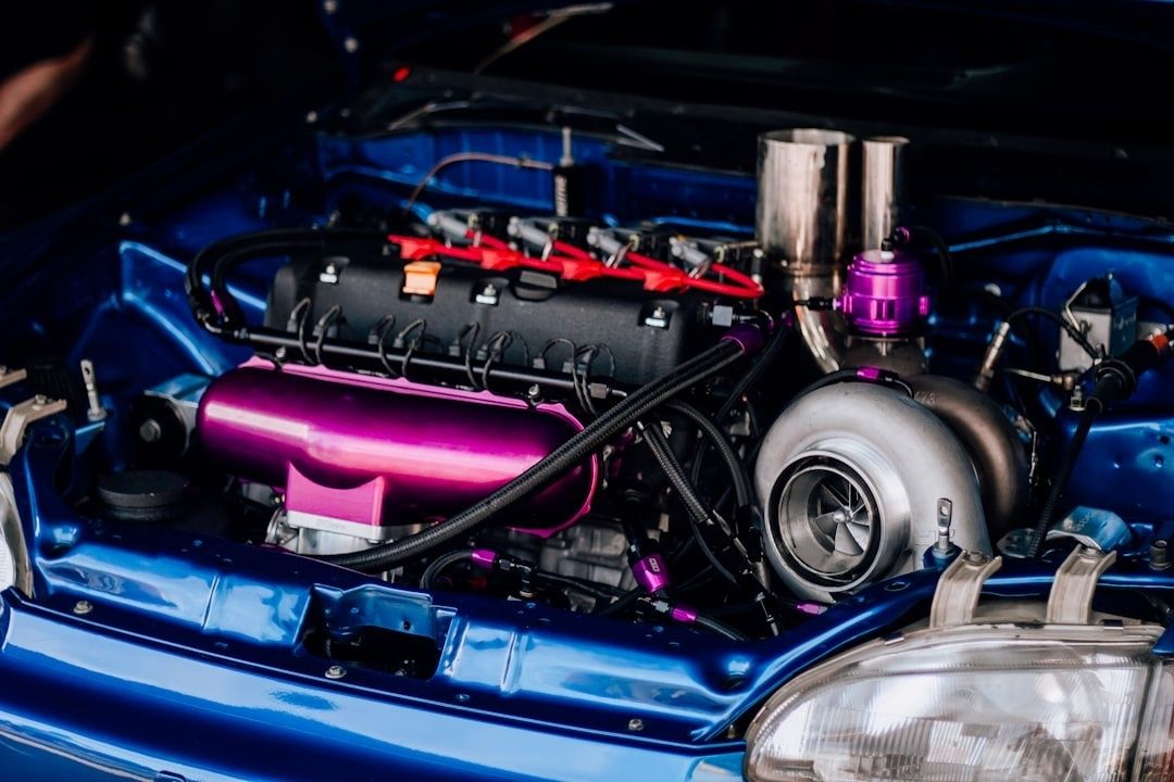 Modifierat motorrum med stor turbo och färgade laddluftsrör